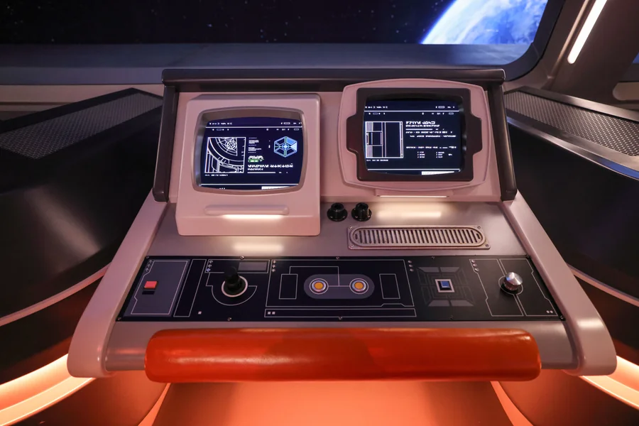 Halcyon twin-monitor bridge console
